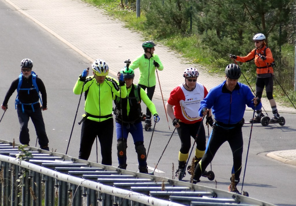 Fortgesschrittene Cross-Skater auf Tour